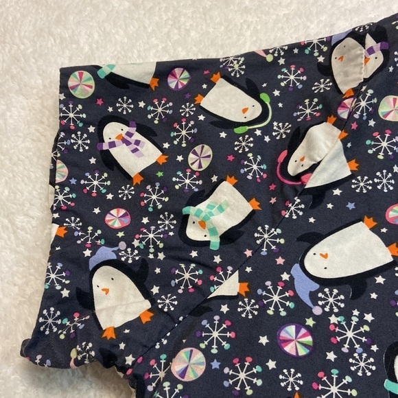 Zoe & Chloe Scrub Top Preowned Medium Penguins Winter Snowflakes - Picture 8 of 10
